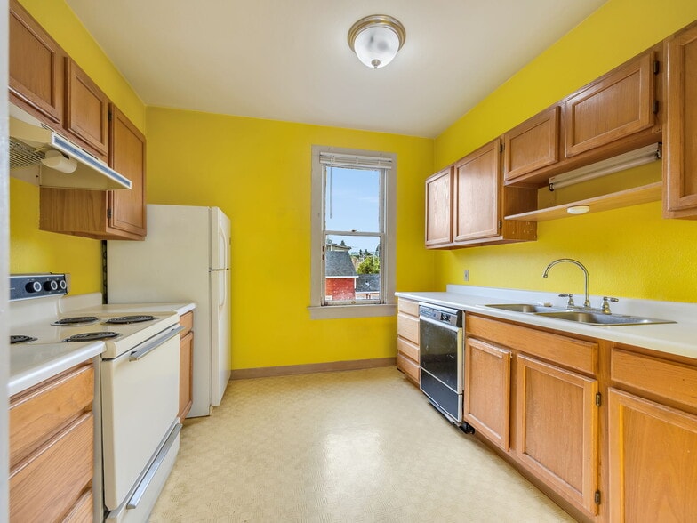More Photos Of 1178 Franklin Ave, Astoria Office For Sale