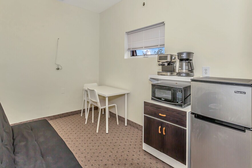 More Photos Of 219 Mineola Blvd, Mineola Office For Lease