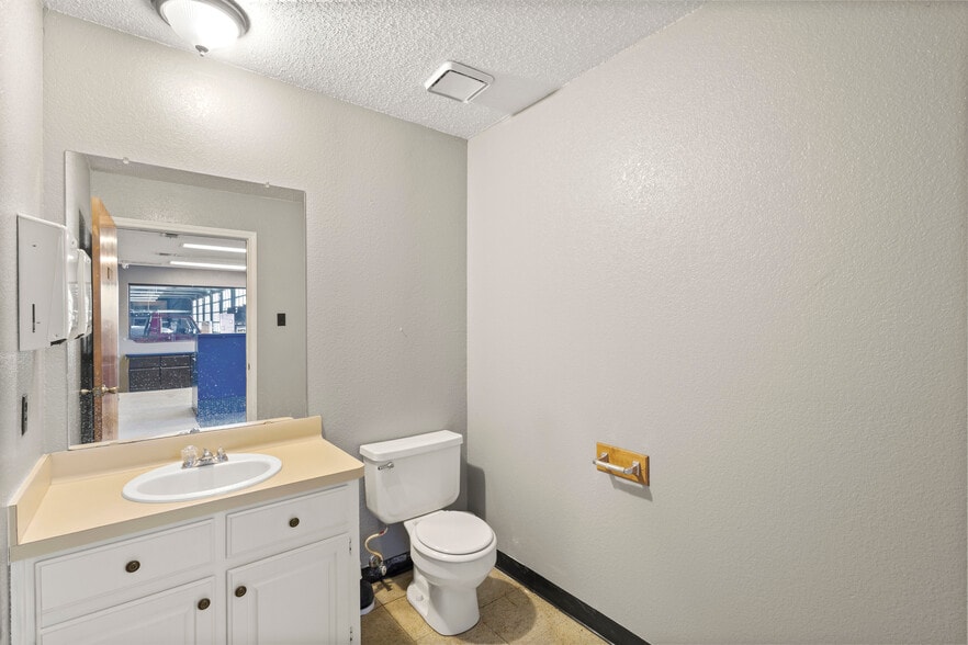 More Photos Of 502 N State Highway 342, Red Oak Industrial For Sale