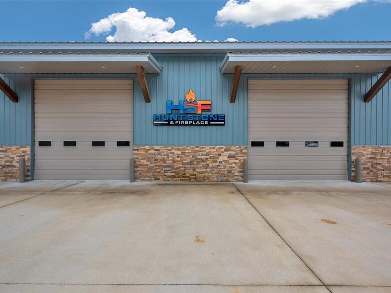 More Photos Of 9343 S US Highway 69, Huntington Showroom For Sale