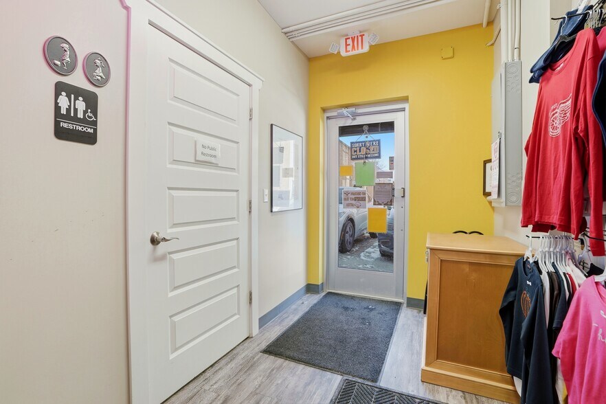 More Photos Of 409 S Main St, Rochester Storefront For Sale