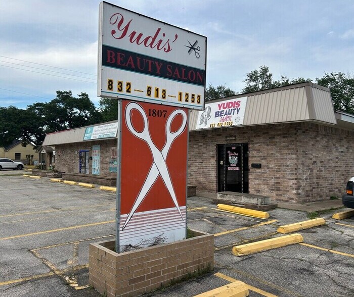 Primary Photo Of 1803-1807 Strawberry Rd, Pasadena General Retail For Sale