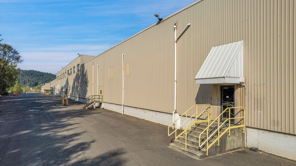 More Photos Of 9930 N Burgard Way, Portland Warehouse For Sale