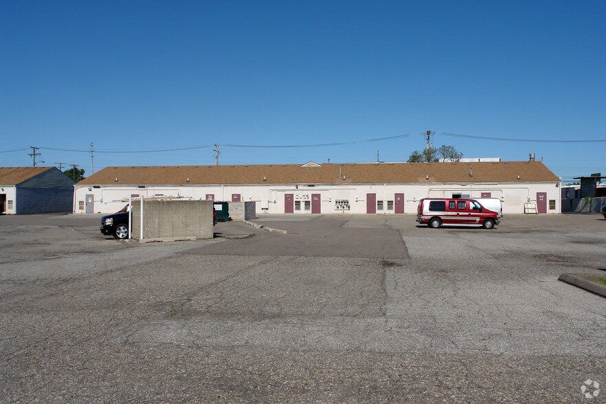 More Photos Of 26030-26124 Groesbeck Hwy, Warren Freestanding For Lease