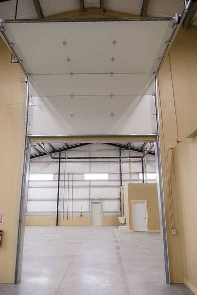 More Photos Of 4620 SW 23rd St, Redmond Warehouse For Lease