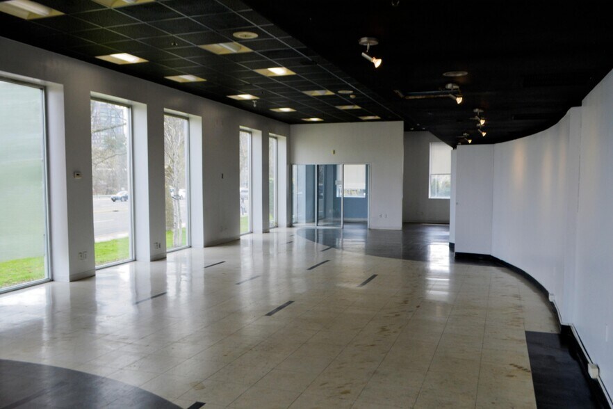 More Photos Of 10 Robertson Ave, White Plains Auto Dealership For Lease