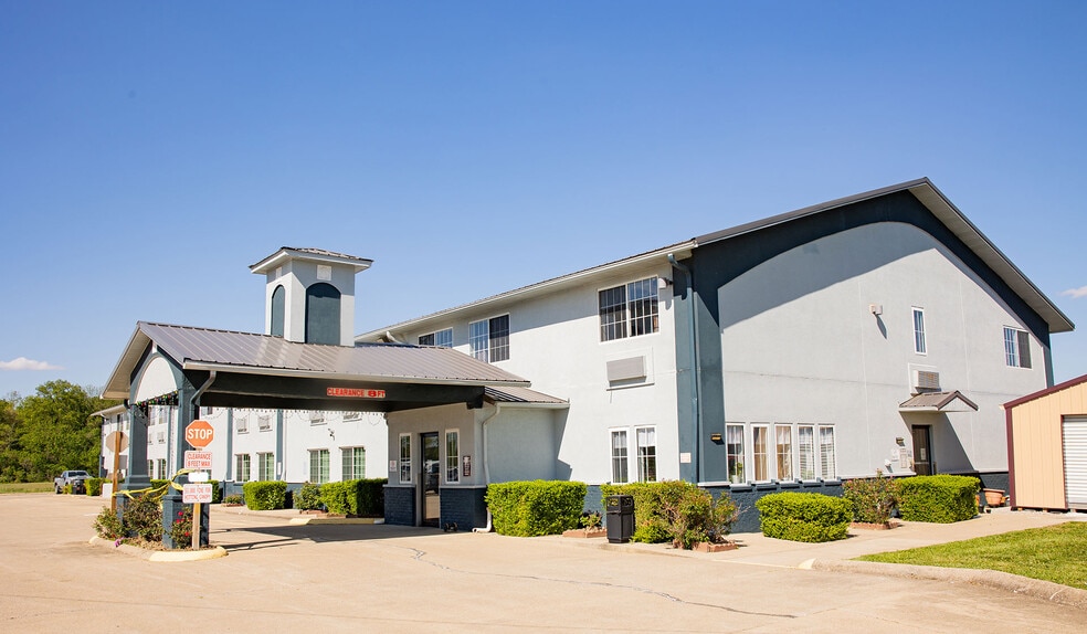 Primary Photo Of 937 Enterprise Ln, Mount Carmel Hotel For Sale