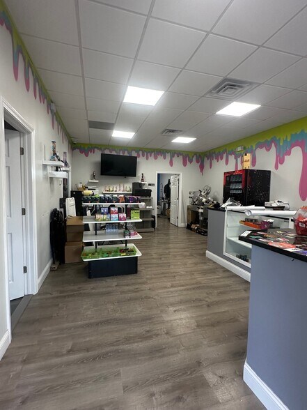 More Photos Of 92 Weston St, Hartford Light Distribution For Lease