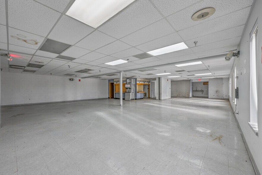 More Photos Of 656 Interstate Dr, Crossville Manufacturing For Lease