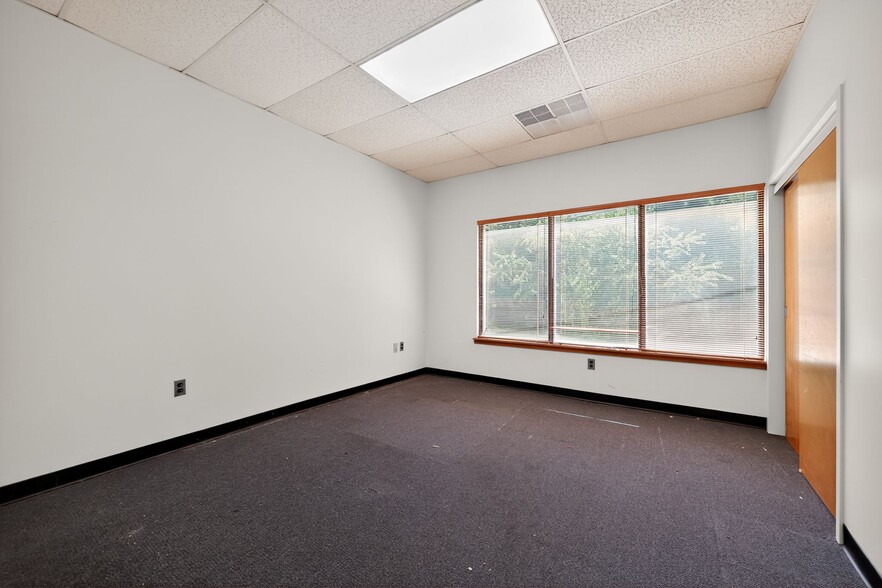 More Photos Of 514 E King Rd, Malvern Storefront Retail Office For Sale