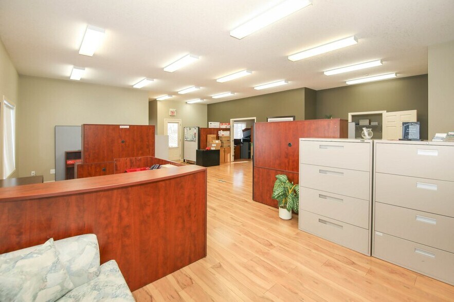 More Photos Of 5209 49A Ave, Bentley Office For Sale