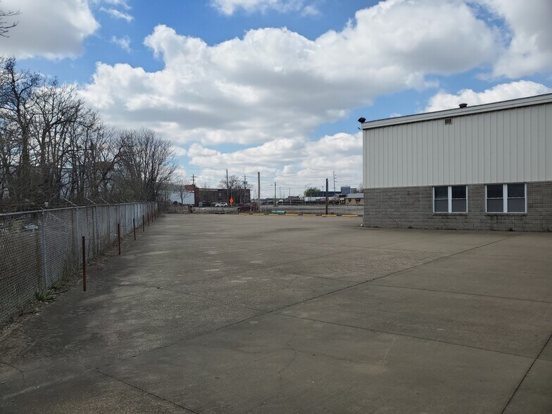 More Photos Of 823 E Virginia St, Evansville Warehouse For Sale