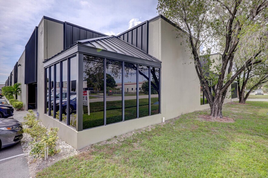 More Photos Of 201 E Douglas Rd, Oldsmar Warehouse For Lease