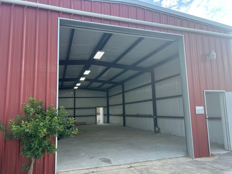 More Photos Of 15114 Iowa St, Austin Self Storage For Sale
