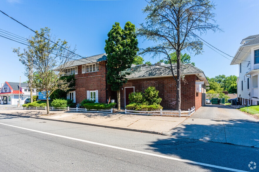 More Photos Of 262 Main St, Madison Veterinarian Kennel For Lease