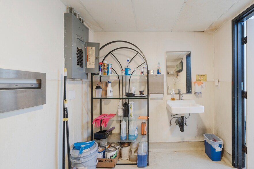 More Photos Of 165 S Western Ave, Los Angeles Loft Creative Space For Lease