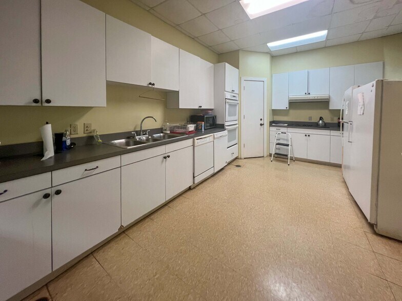 More Photos Of 2220 Lakeshore Dr, New Orleans Religious Facility For Sale