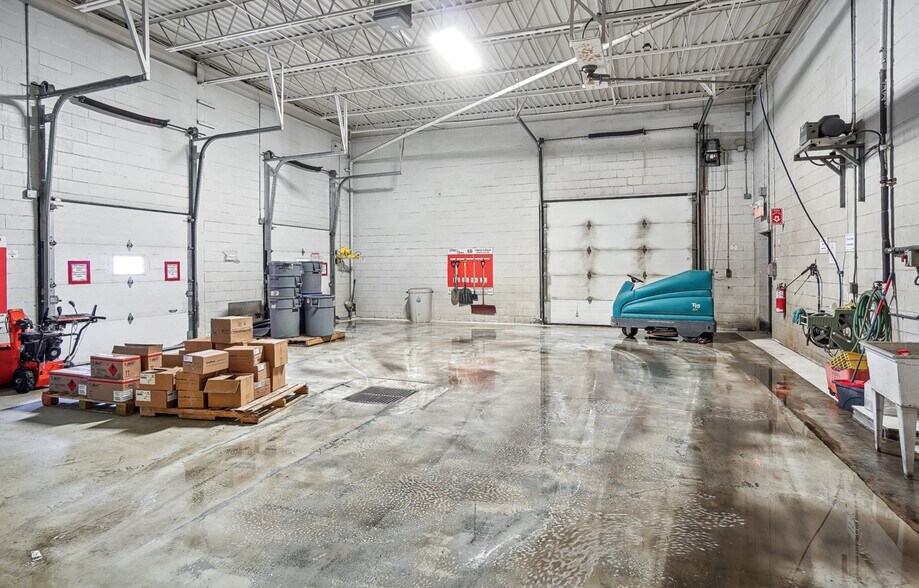 More Photos Of 3500 Aut Transcanadienne, Pointe-claire Distribution For Sale