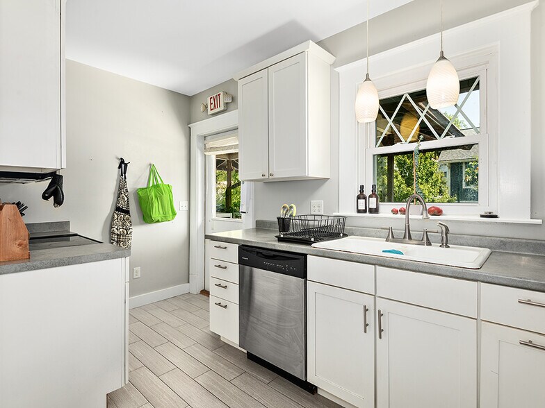 More Photos Of 141 Merrimon Ave, Asheville Office For Sale