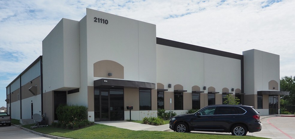More Photos Of 21110 N Summitry Cir, Katy Warehouse For Lease