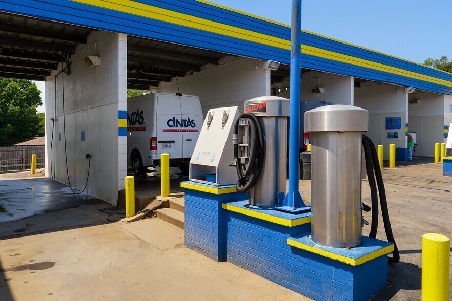 More Photos Of 419 N West Byp, Springfield Carwash For Sale