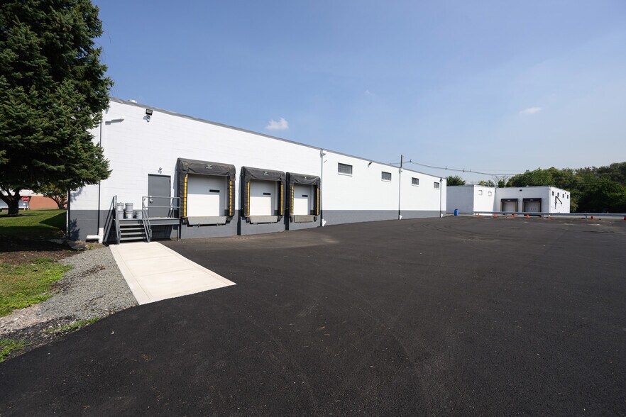 More Photos Of 333 Veterans Blvd, Carlstadt Warehouse For Lease