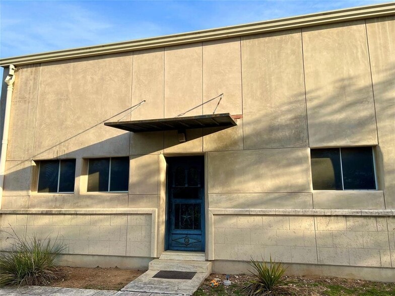 More Photos Of 15402 Dexler Dr, Austin Showroom For Lease