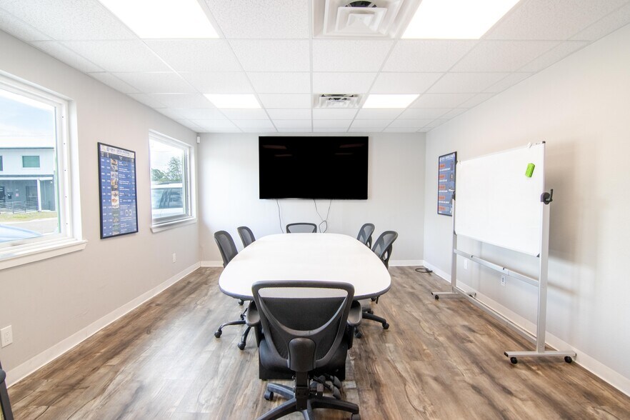 More Photos Of 3284 Morris St, Saint Petersburg Warehouse For Lease