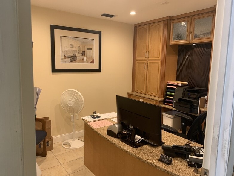 More Photos Of 1575 Cattlemen Rd, Sarasota Showroom For Lease