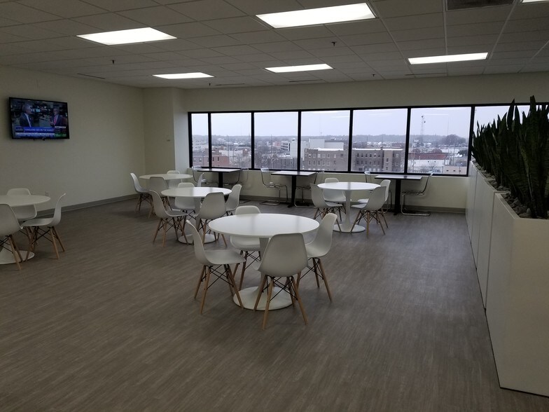 More Photos Of 16-20 NW 3rd St, Evansville Office For Lease
