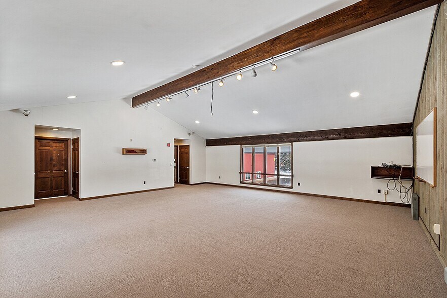 More Photos Of 1980 Lunenburg Rd, Lancaster Loft Creative Space For Lease