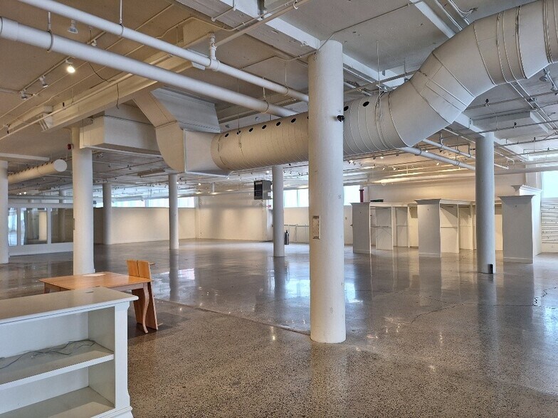More Photos Of 4360 Ch de la Côte-de-Liesse, Mt Royal Showroom For Lease