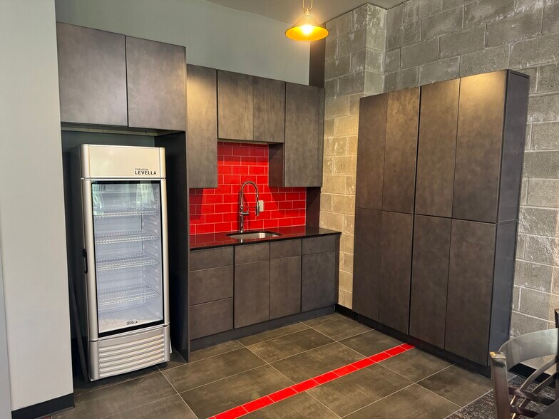 More Photos Of 15 Commerce St, Hawthorne Parking Garage For Lease