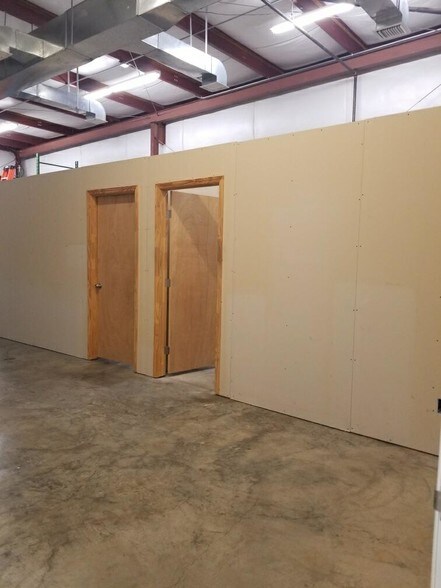 More Photos Of 111-121 Thomas Mill Rd, Holly Springs Flex For Lease