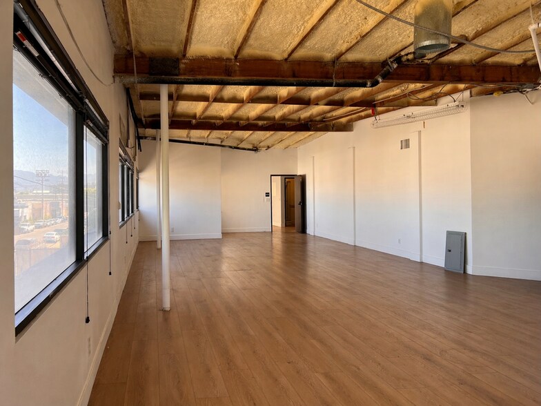 More Photos Of 14732 Lull St, Van Nuys Warehouse For Sale