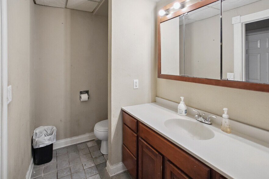 More Photos Of 314 State St, Alton Restaurant For Sale