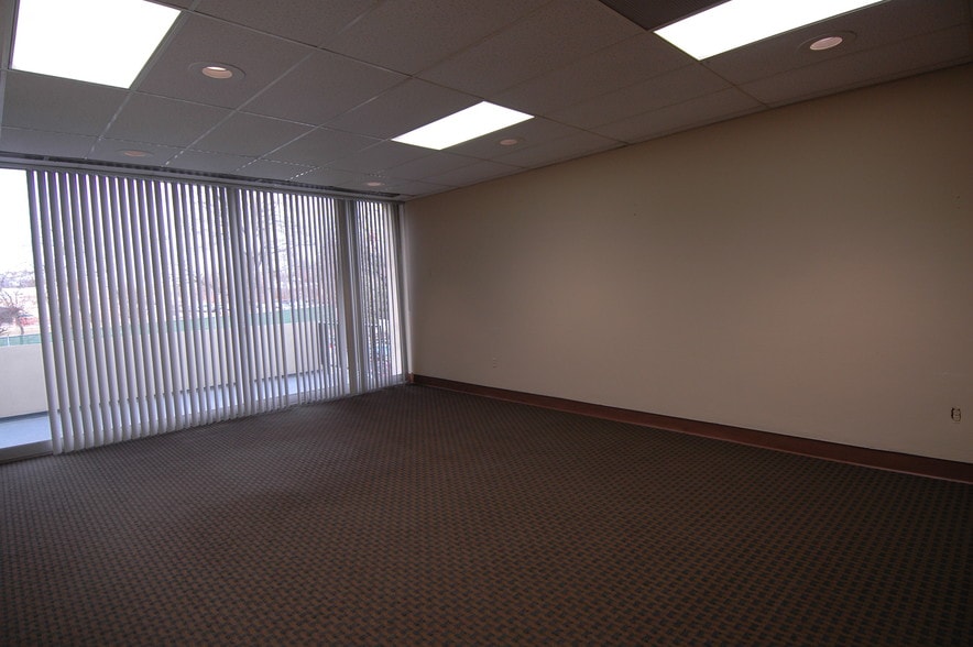 More Photos Of 76 Progress Dr, Stamford Research And Development For Lease