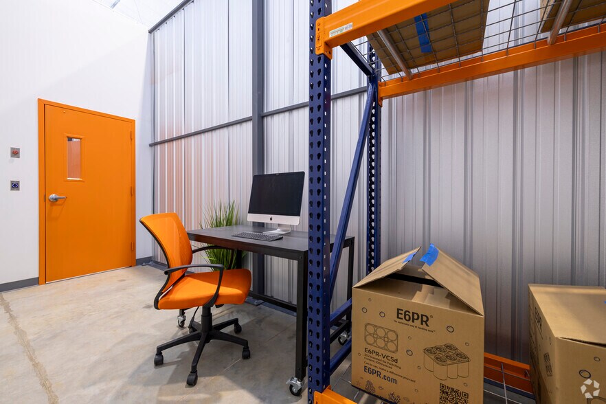 More Photos Of 1027 Outpost Dr, Conroe Showroom For Lease