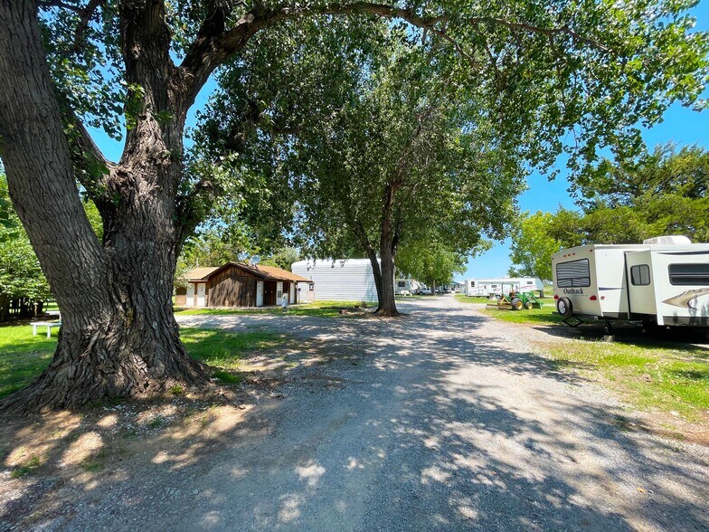 More Photos Of 25338 US Highway 270, Woodward Trailer Camper Park For Sale
