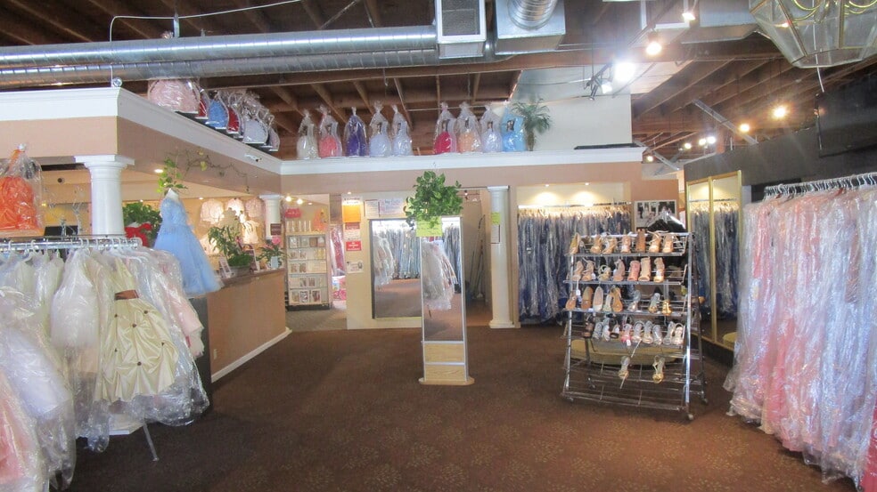 More Photos Of 300 W College Ave, Santa Rosa Freestanding For Sale
