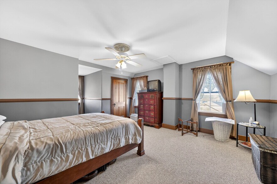 More Photos Of 1011 Market St, Hermann General Retail For Sale