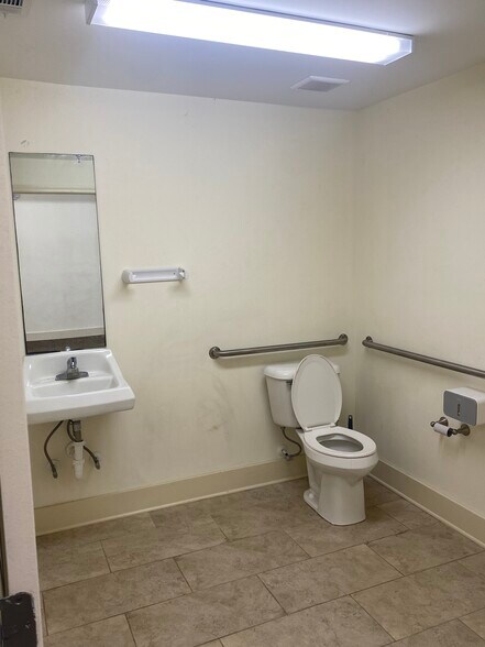 More Photos Of 605 E Commerce St, Greenville Storefront Retail Residential For Lease