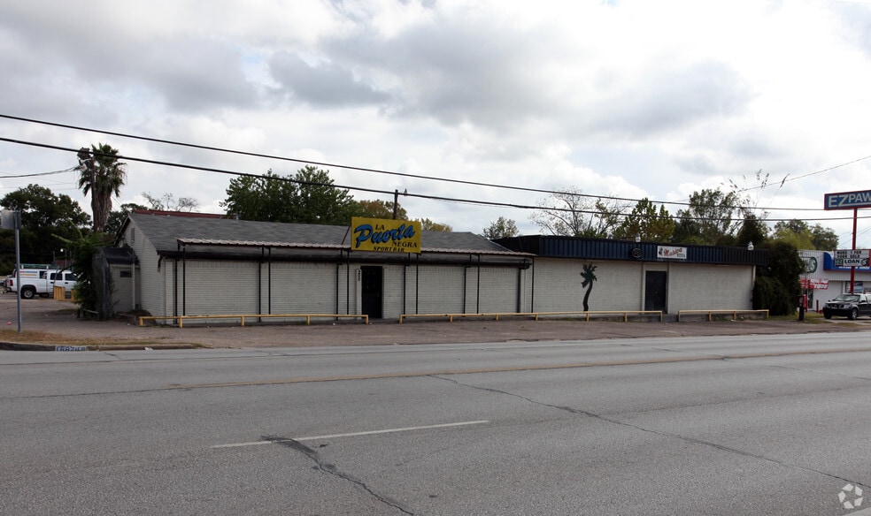 More Photos Of 200 S Frazier St, Conroe Bar For Sale