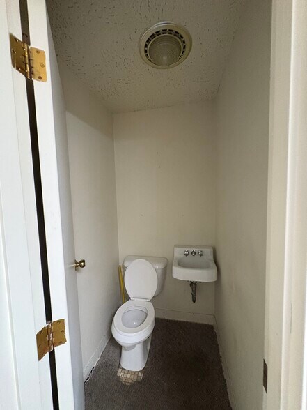 More Photos Of 2017 Sunset Blvd, Steubenville Office For Lease