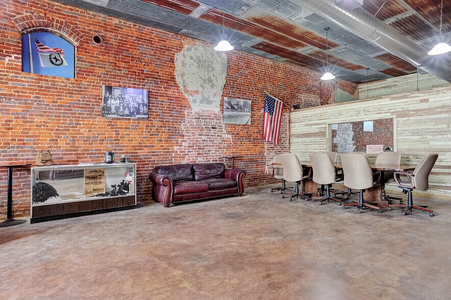 More Photos Of 101 Haning, Howe Storefront For Sale