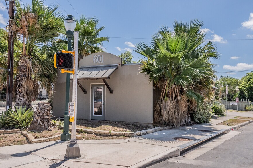 More Photos Of 601 E Ashby Pl, San Antonio Restaurant For Lease