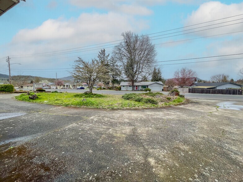 More Photos Of 859 W Lookingglass Rd, Roseburg Office For Sale