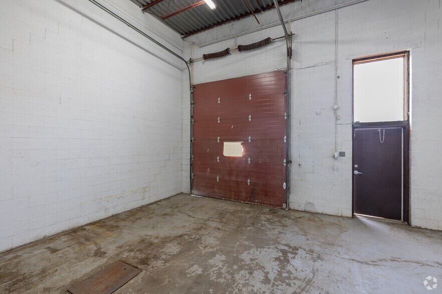 More Photos Of 3400 Boul Losch, Saint-hubert Warehouse For Lease