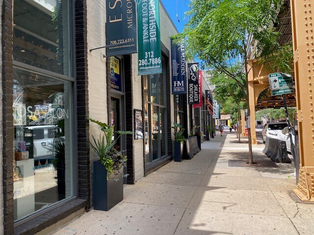 More Photos Of 750 N Franklin St, Chicago Storefront Retail Office For Lease