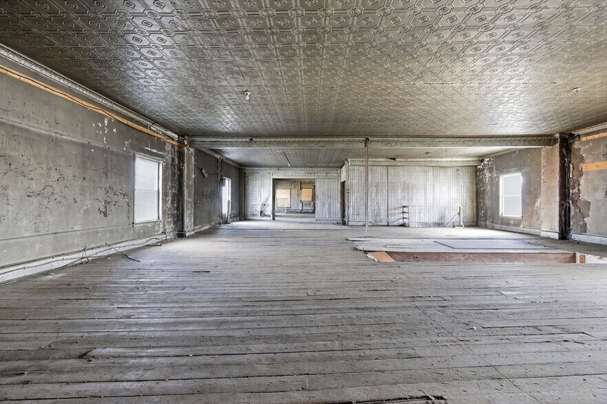 More Photos Of 15 W 1st St S, Fulton Freestanding For Sale